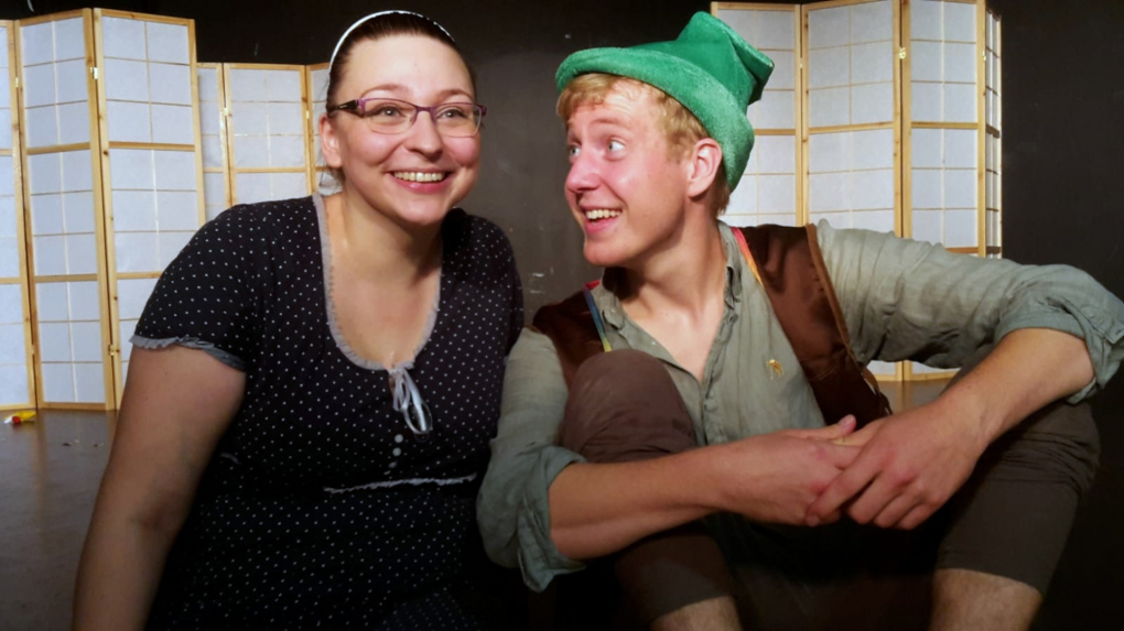 Szenenfoto: Wendy und Peter Pan genießen die freie Zeit in Nimmerland