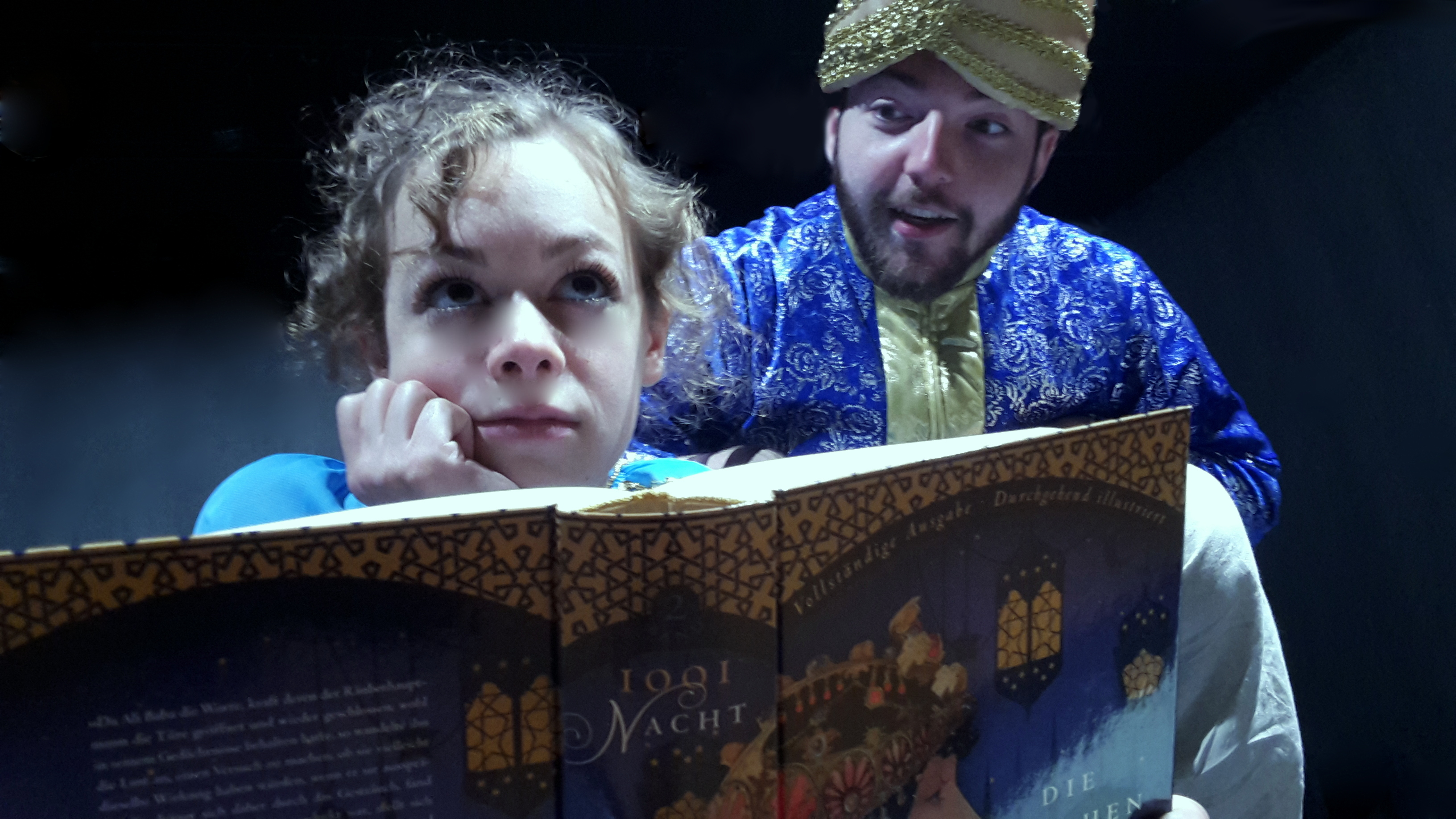 Szenenfoto: Aladin wirbt um die Aufmerksamkeit von Prinzessin Badhura