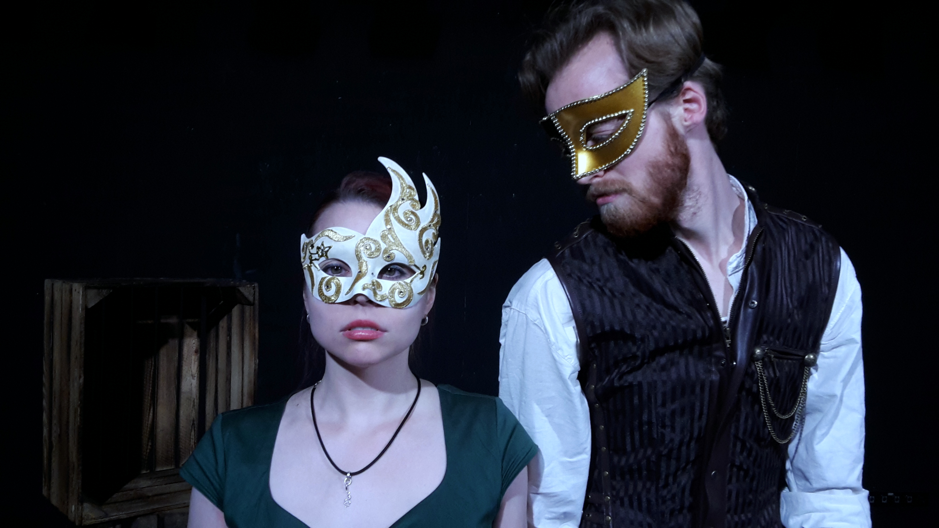 Szenenfoto: Amalia und Karl Moor stehen maskiert nebeneinander; sie blickt sehnsüchtig in die Ferne