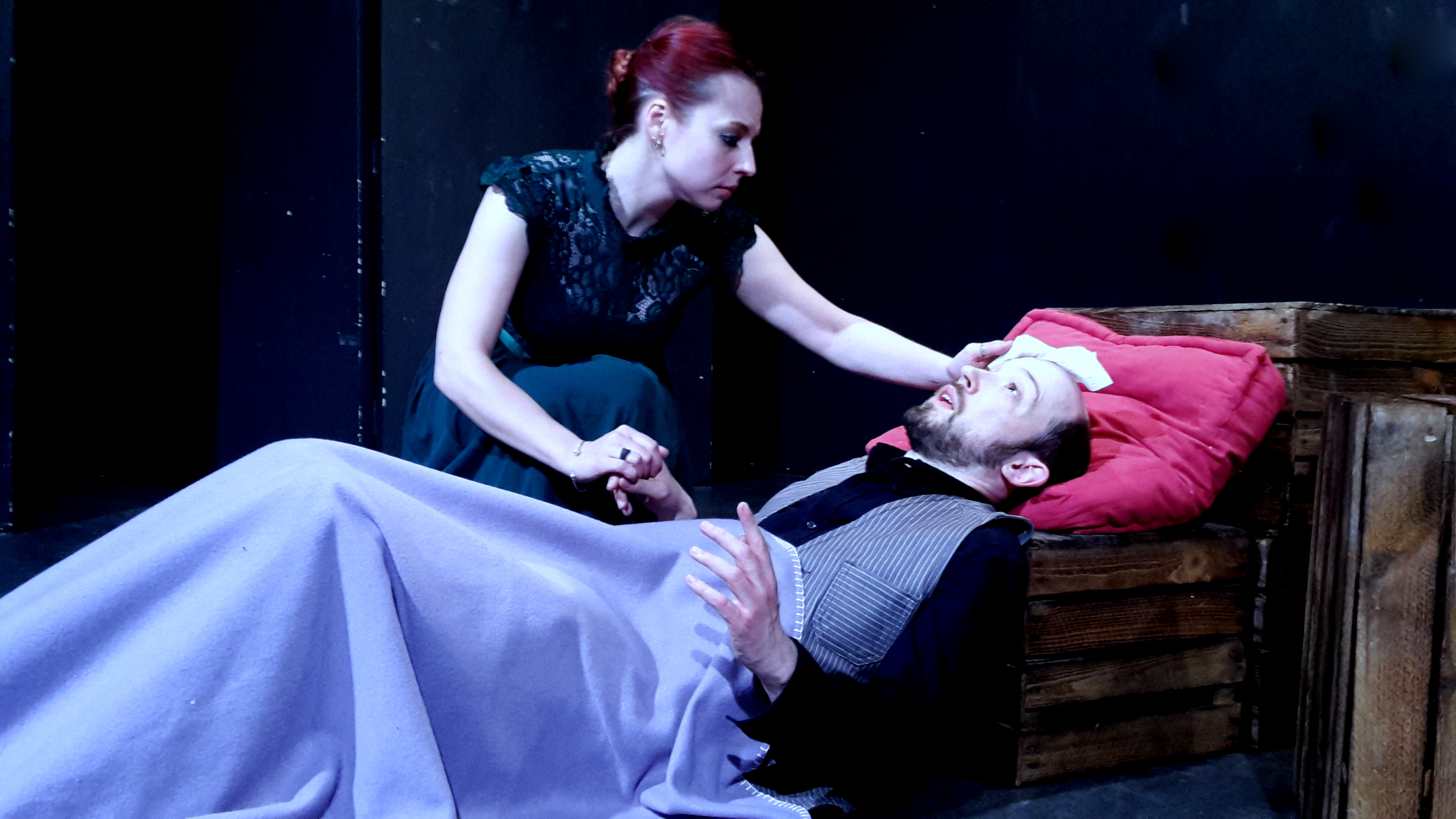 Szenenfoto: Der alte Graf von Moor auf dem Kranken- und Sterbebett wird von Amalia versorgt