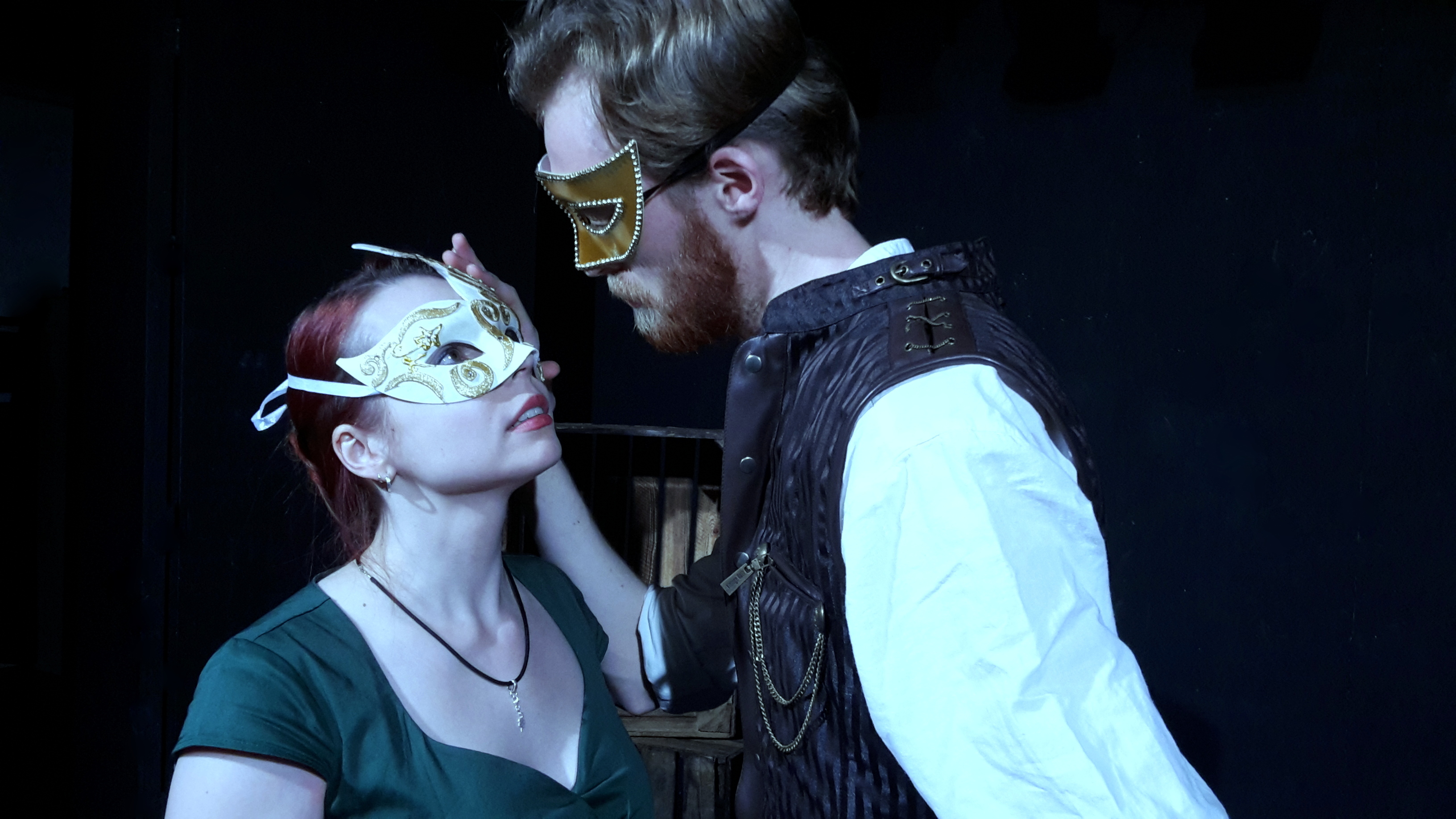 Szenenfoto: Amailia und Karl Moor begegnen sich maskiert
