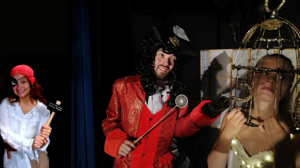 Szenenfoto: Captain Hook und Smee halten Tinkerbell in einem goldenen Käfig gefangen